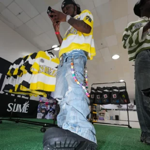 Y2k Retro Gothic Sume Letter Rhinestone Embroidery T Shirts Summer Men Hip Hop Short Sleeve TShirts Harajuku Fashion Stripe Tee 2 kf Sc45dfead20b3461aaaa7c15fd1a5e5fap